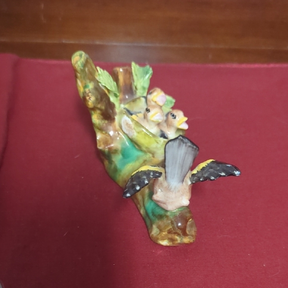 Royal Doulton Goldfinch with Nest Figurine – Designed by J.T. Jones Vintage Porc - Picture 6 of 8